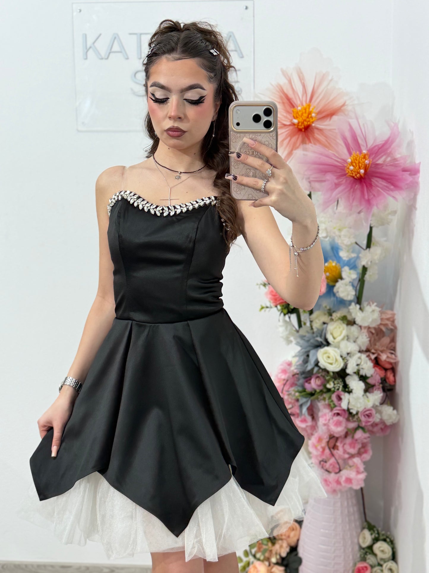 Rochie elegantă neagra cu accente delicate și moderne Delice
