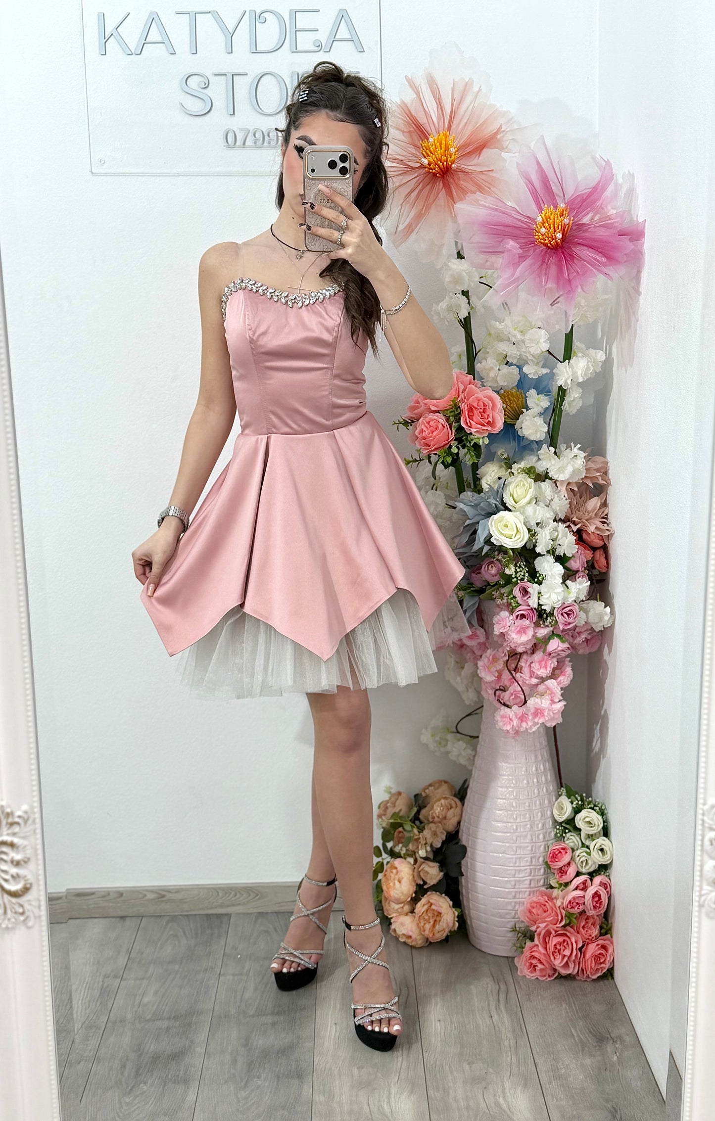 Rochie elegantă roz cu accente delicate și moderne Delice