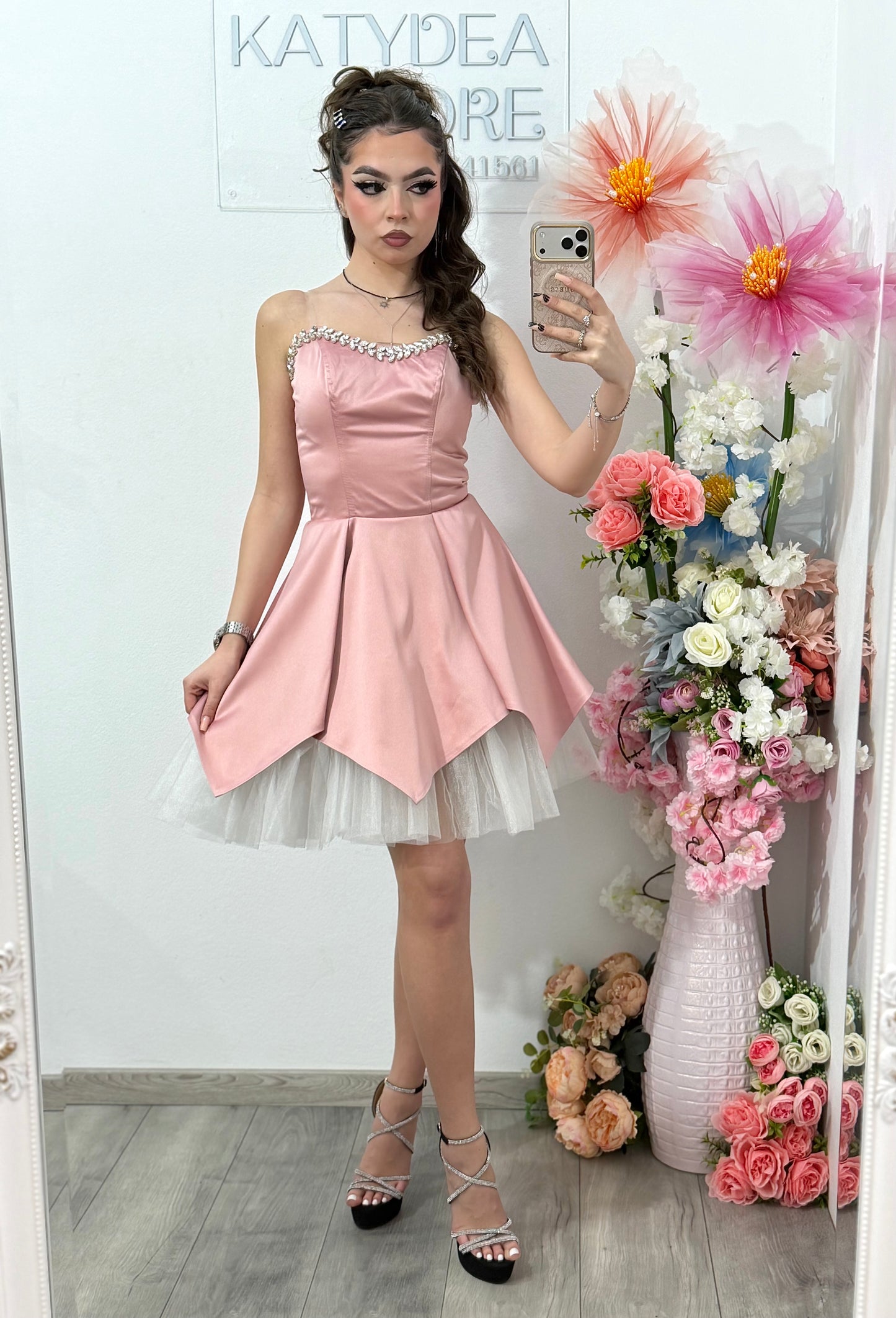 Rochie elegantă roz cu accente delicate și moderne Delice