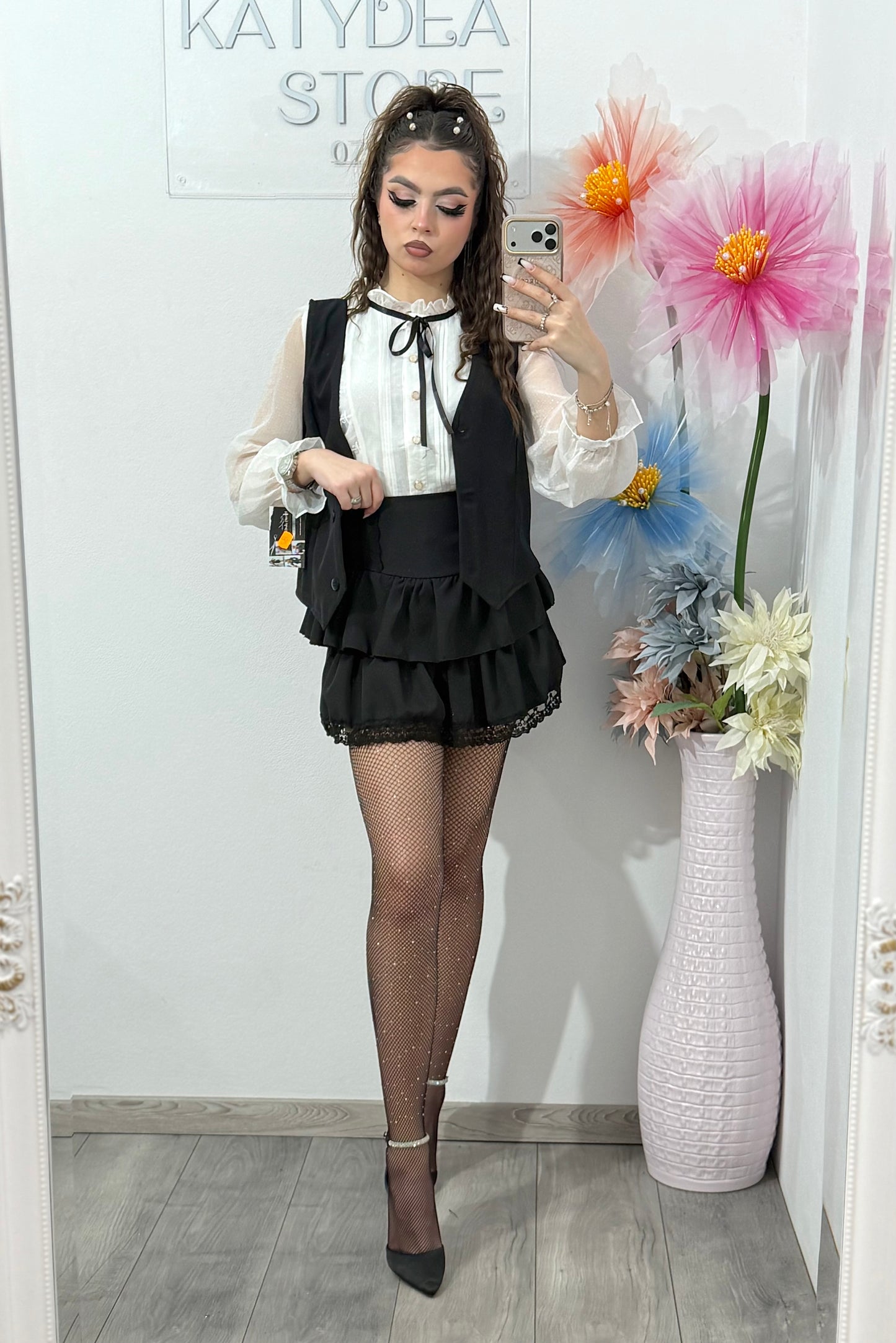 Compleu damă elegant cu vestă și fustă cu volane – ținută feminină casual