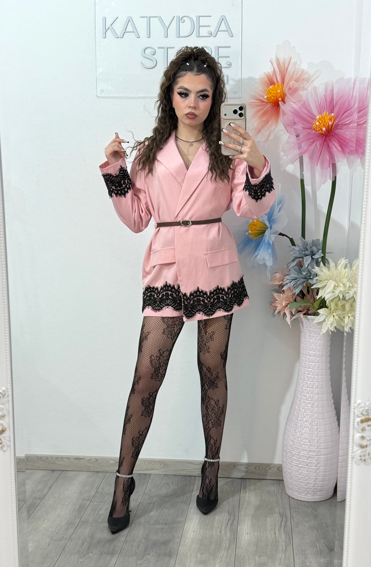 Sacou elegant cu dantelă neagră , roz pudră SORINA