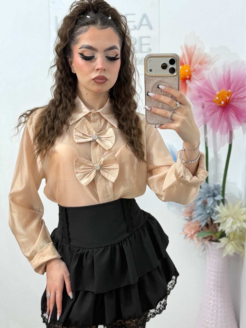 Cămașă elegantă bej satinată, cu funde decorative – stil feminin și rafinat