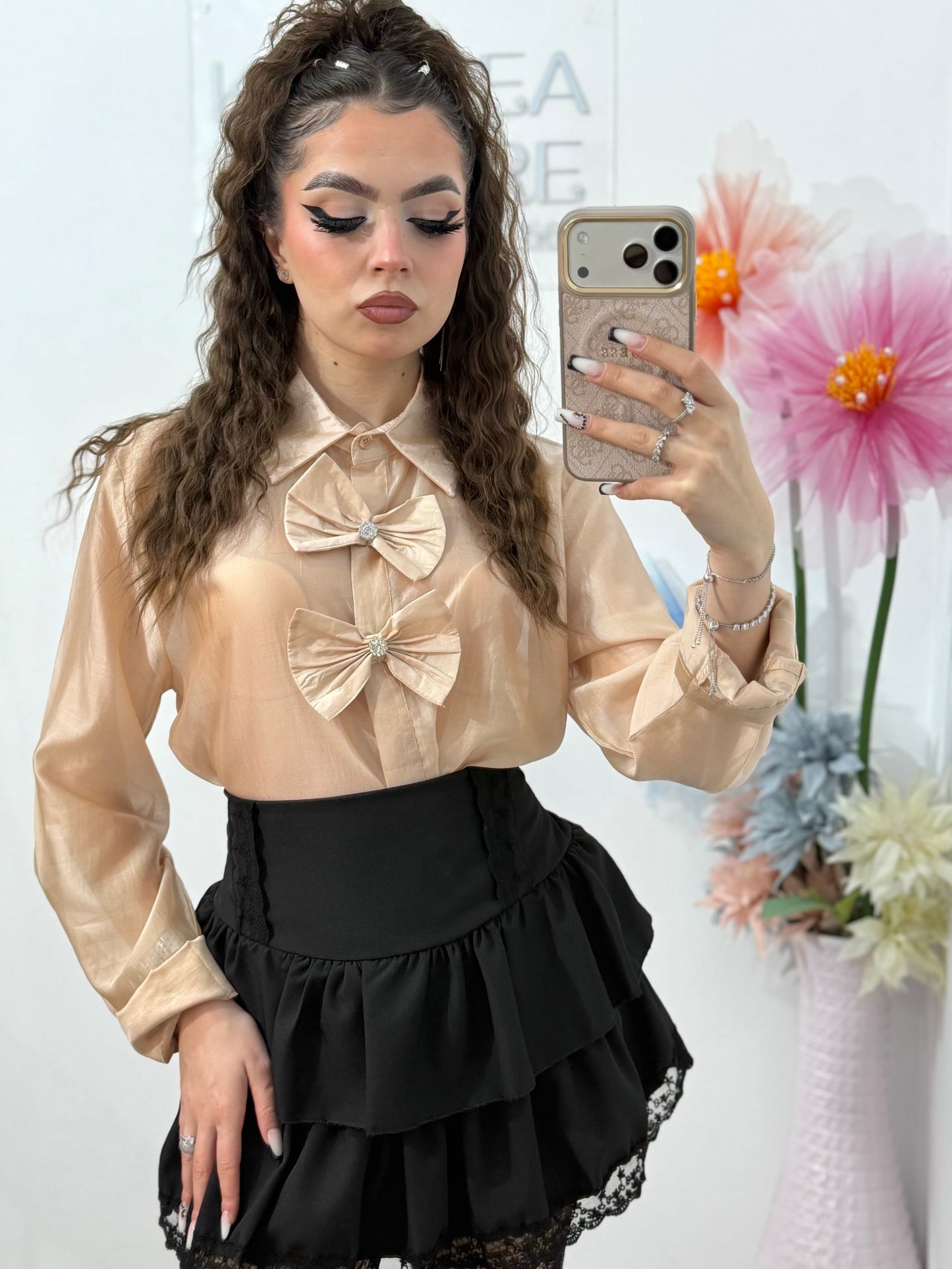 Cămașă elegantă bej satinată, cu funde decorative – stil feminin și rafinat