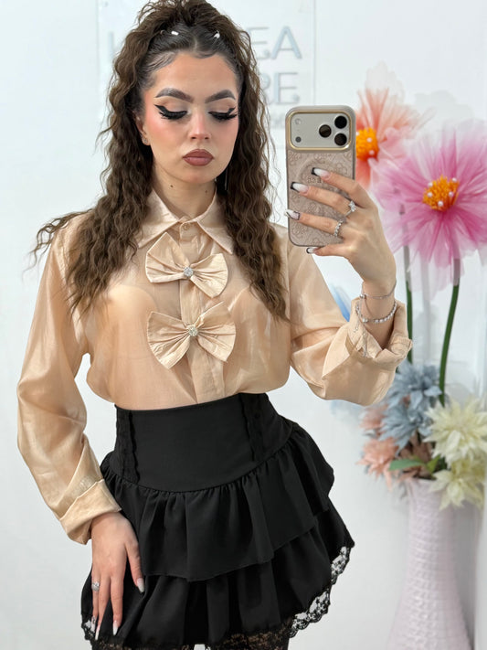 Cămașă elegantă bej satinată, cu funde decorative – stil feminin și rafinat