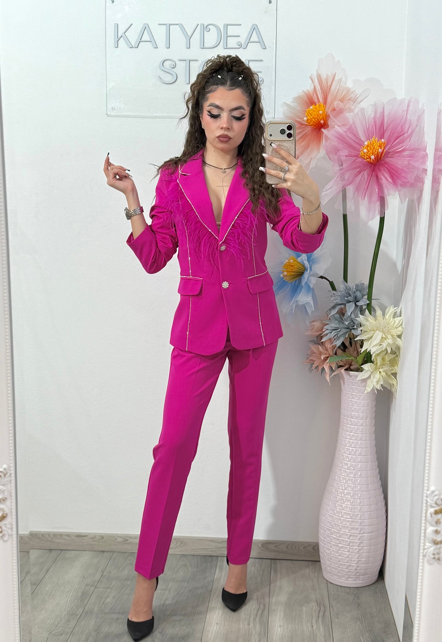 Costum elegant cu cristale și pene fucsia Carina