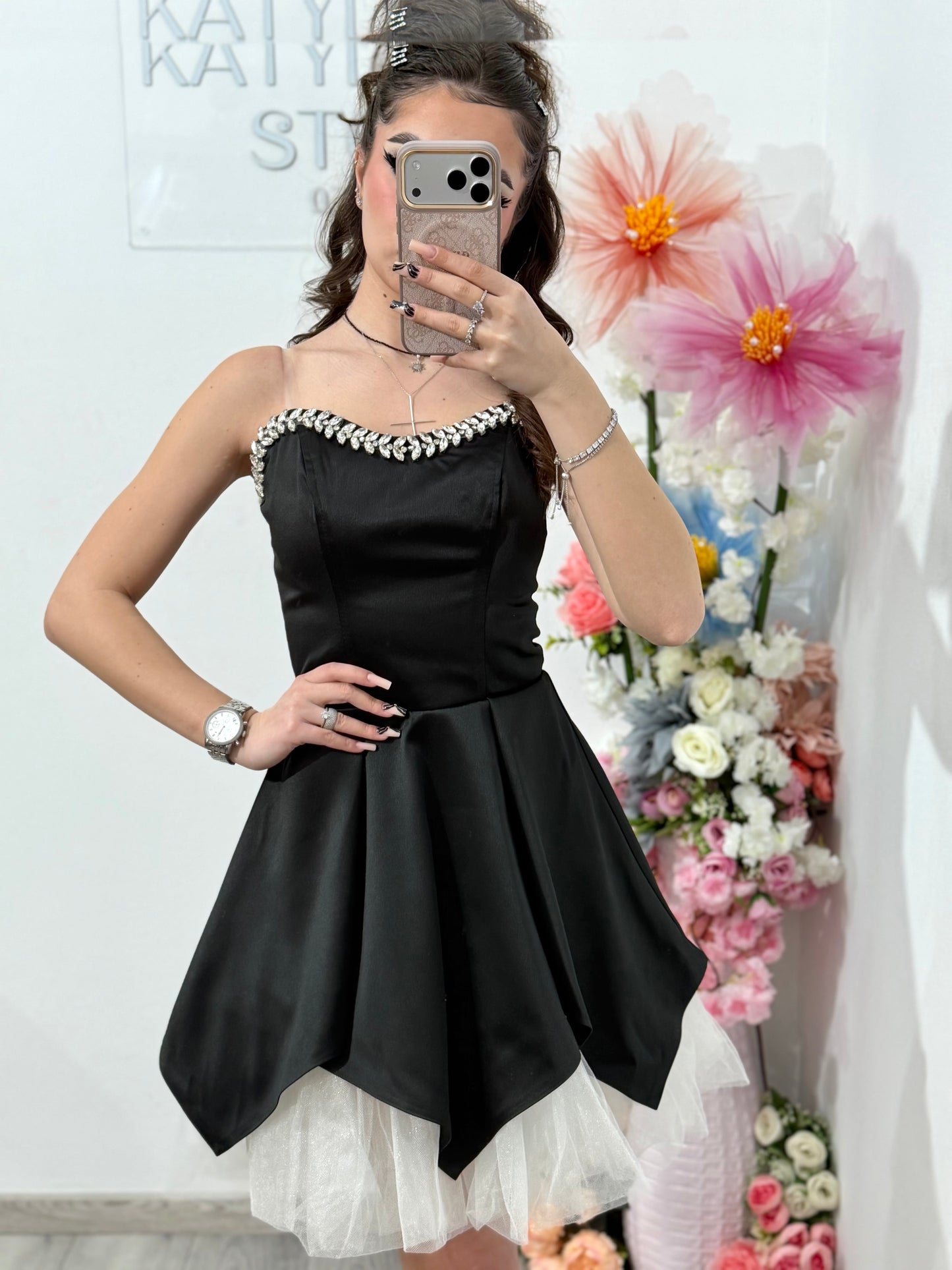 Rochie elegantă neagra cu accente delicate și moderne Delice