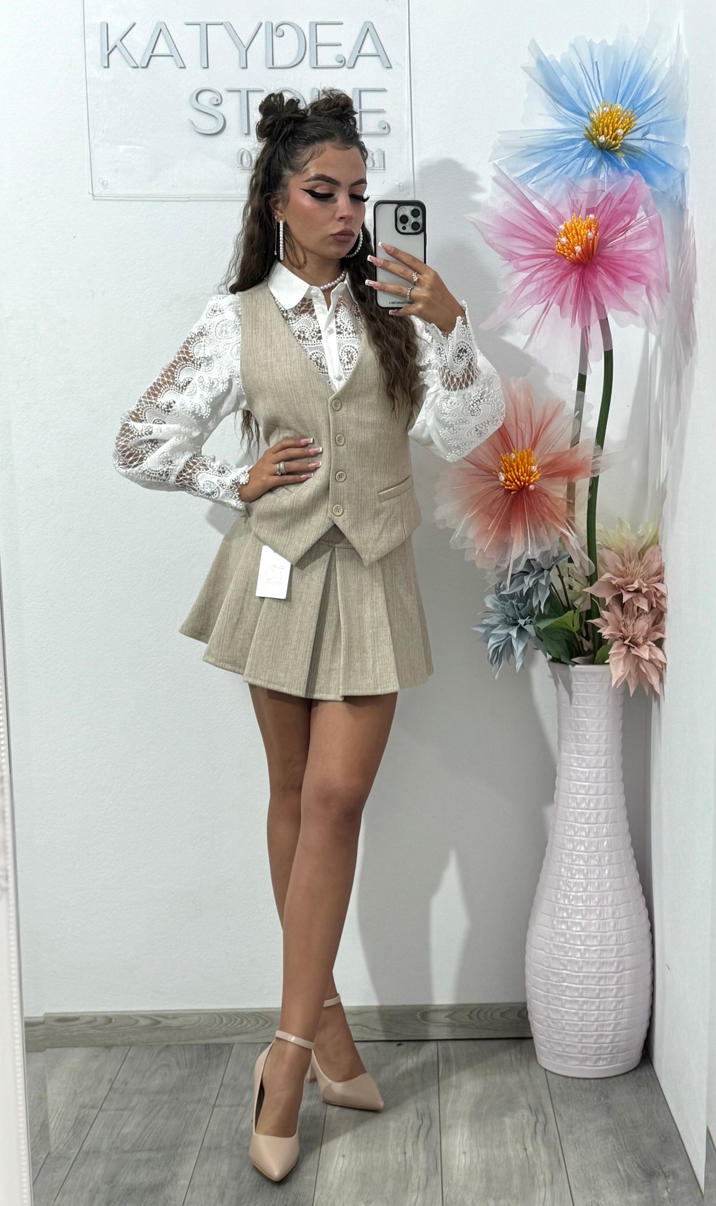 Compleu cu fustă și vestă crem