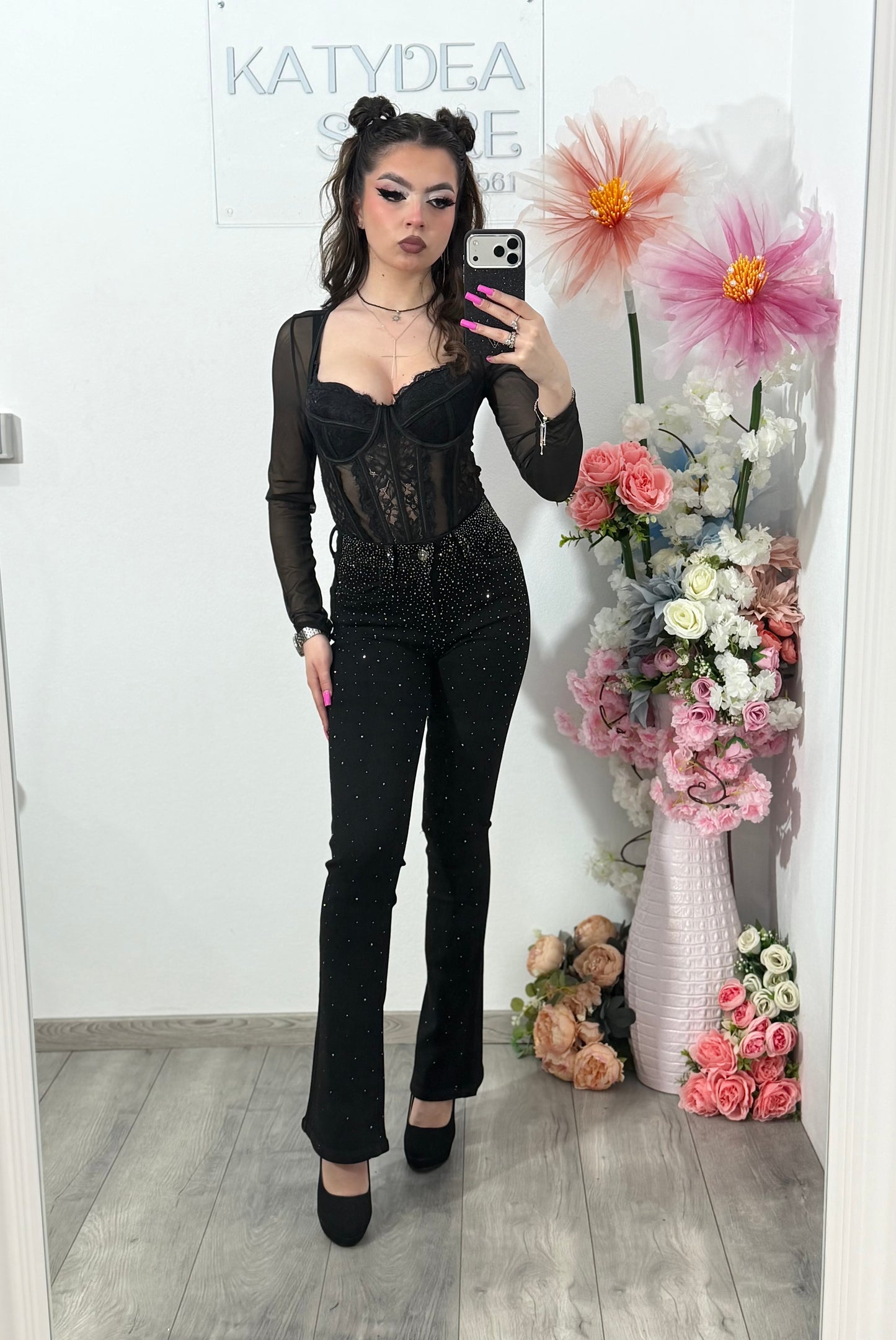 Jeans evazați negri cu cristale ștanțate RALUKA