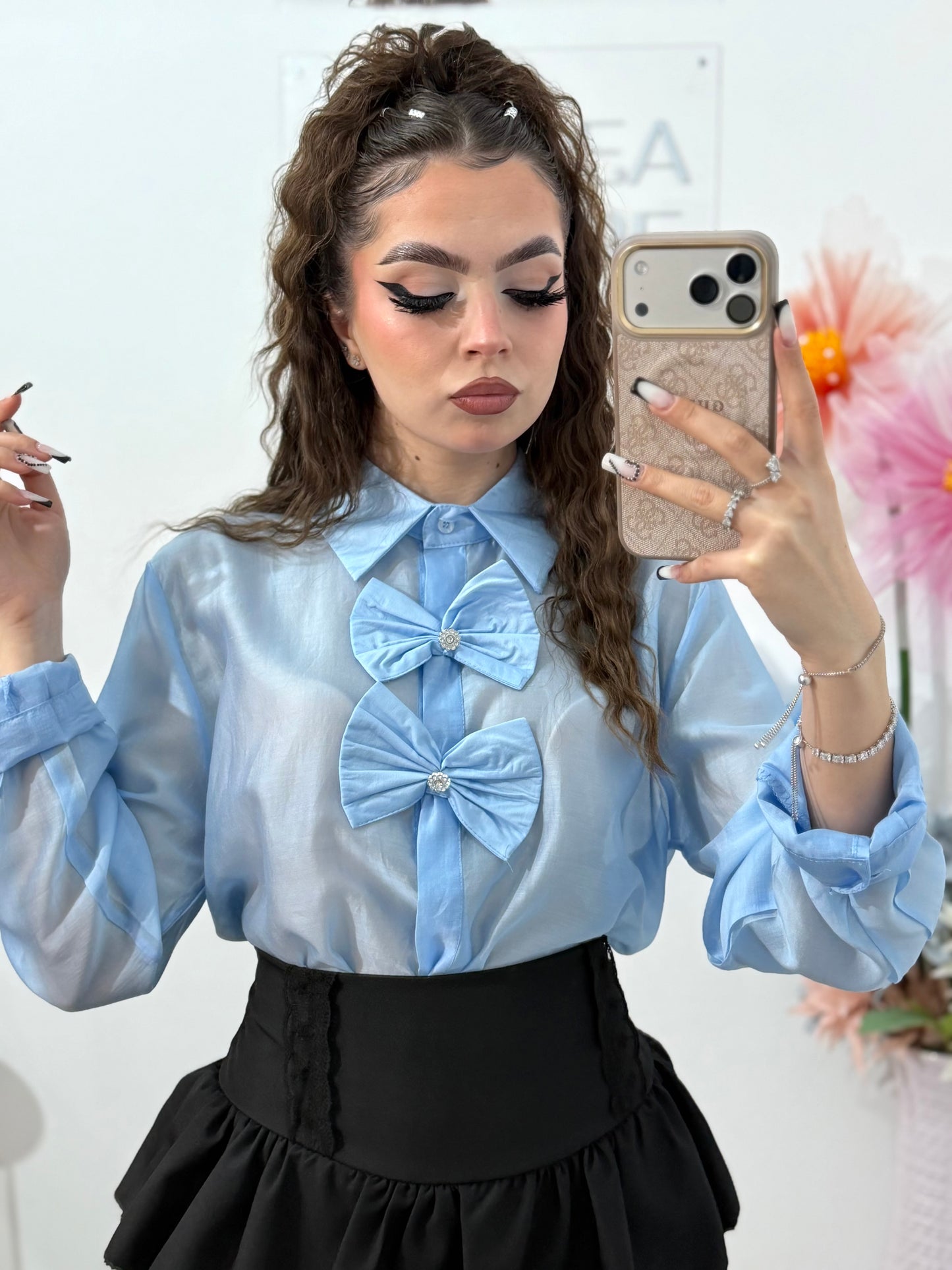 Cămașă elegantă bleu satinată, cu funde decorative – stil feminin și rafinat