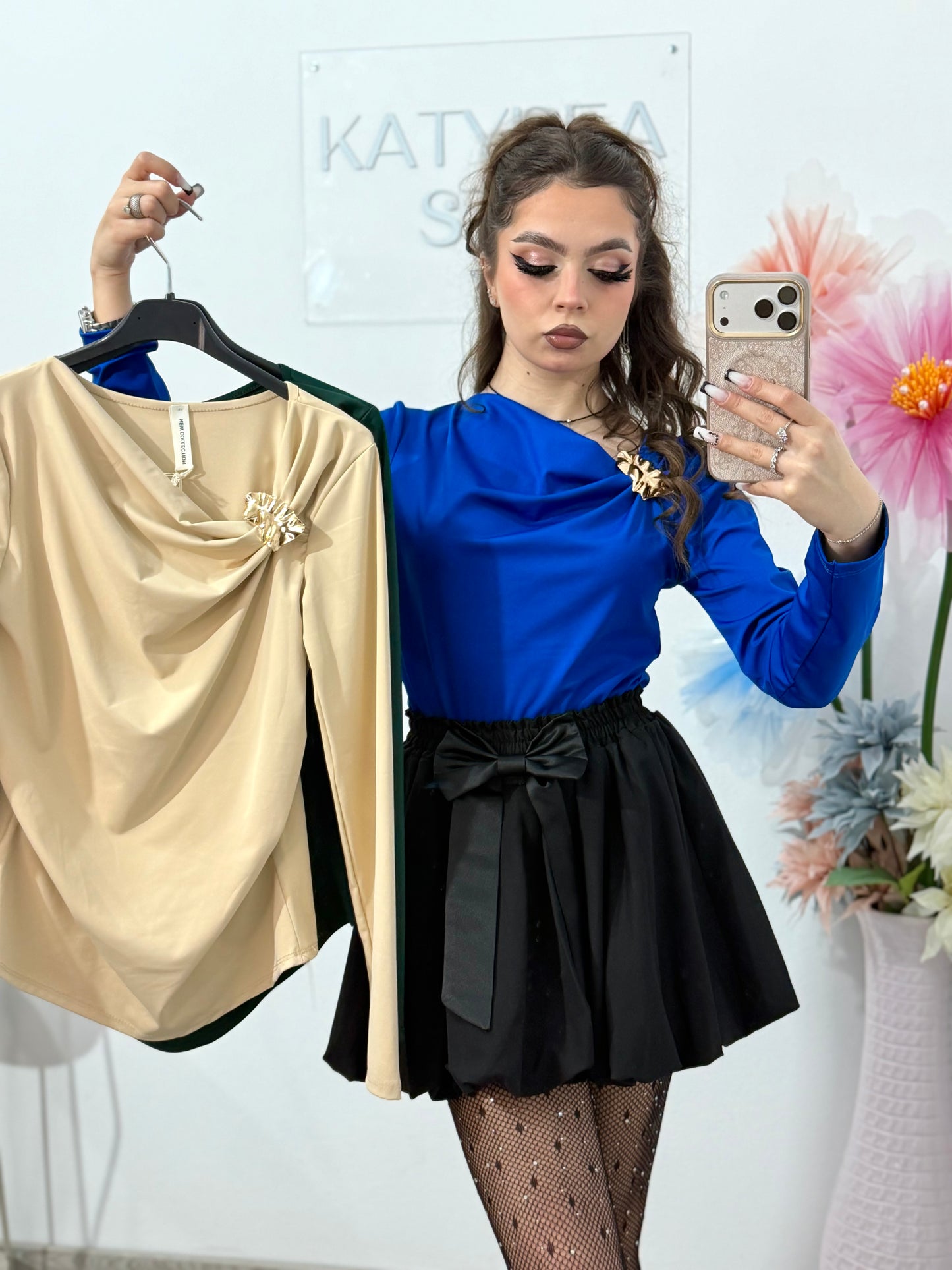 Bluza eleganta si feminina cu accesoriu tip brosa Simone