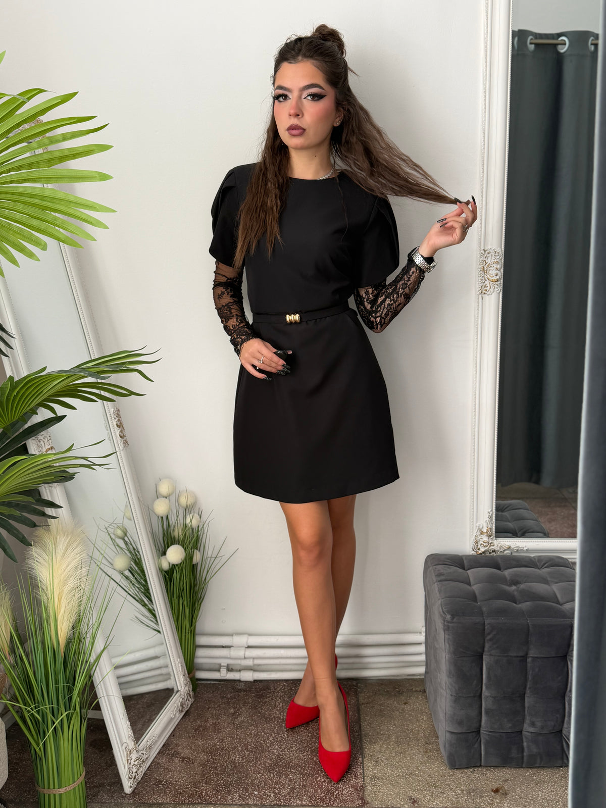 Rochie neagră cu mânecă din dantelă TANYA