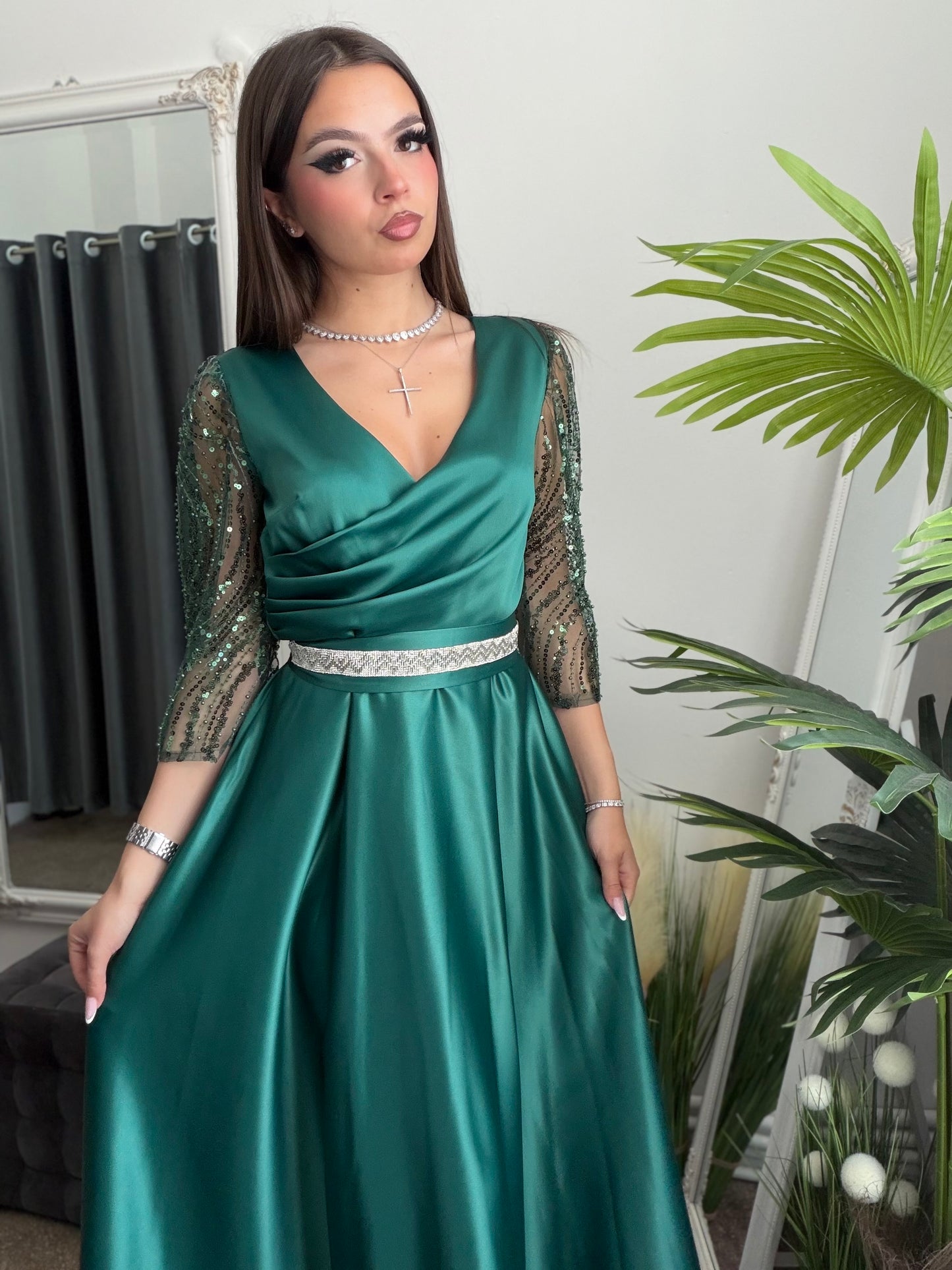 Rochie lunga eleganta din tafta verde smarald si maneci din dantela brodata Adria