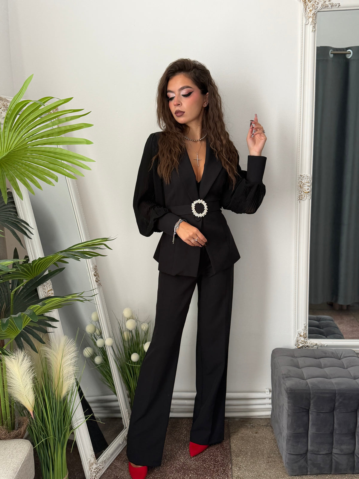 Costum elegant cu mânecă bufantă negru și curea