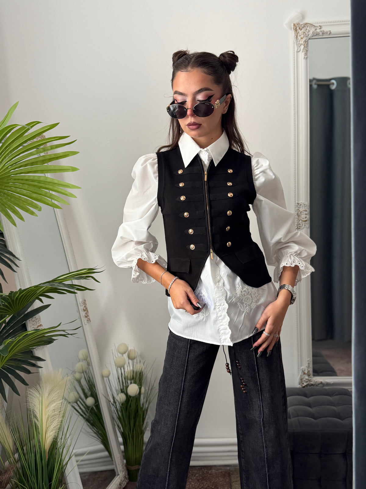 Vesta neagra din tricot cu butoni aurii