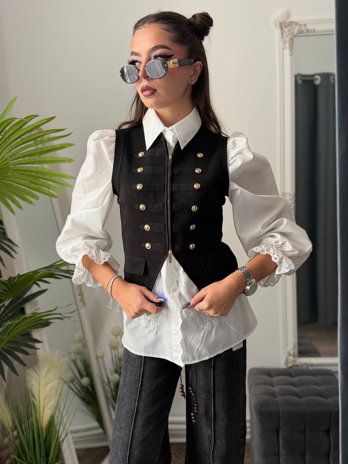 Vesta neagra din tricot cu butoni aurii
