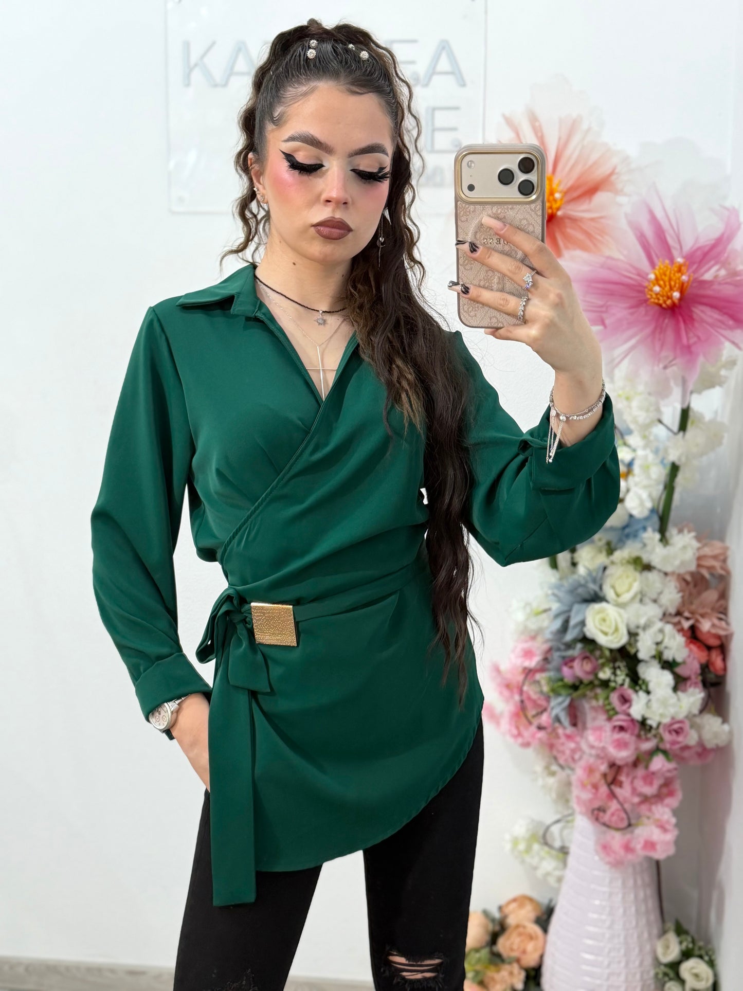 Bluză elegantă damă cu design petrecut și detaliu metalic în talie