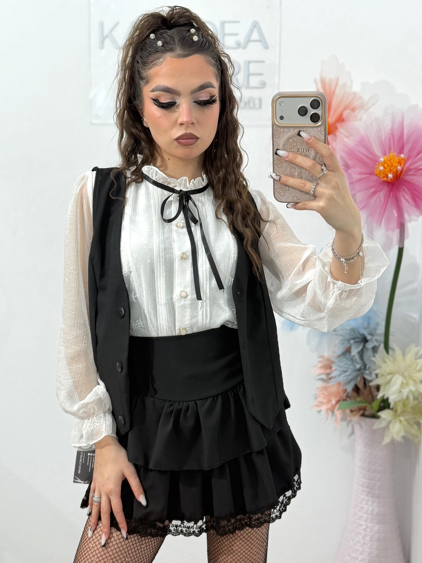 Compleu damă elegant cu vestă și fustă cu volane – ținută feminină casual