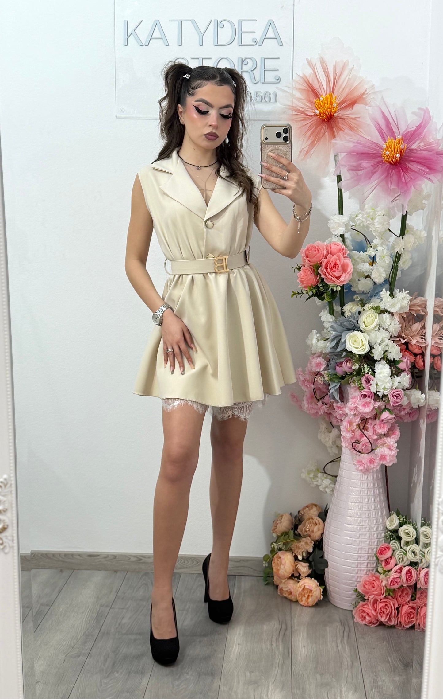 Salopetă elegantă cu dantela bej BABY