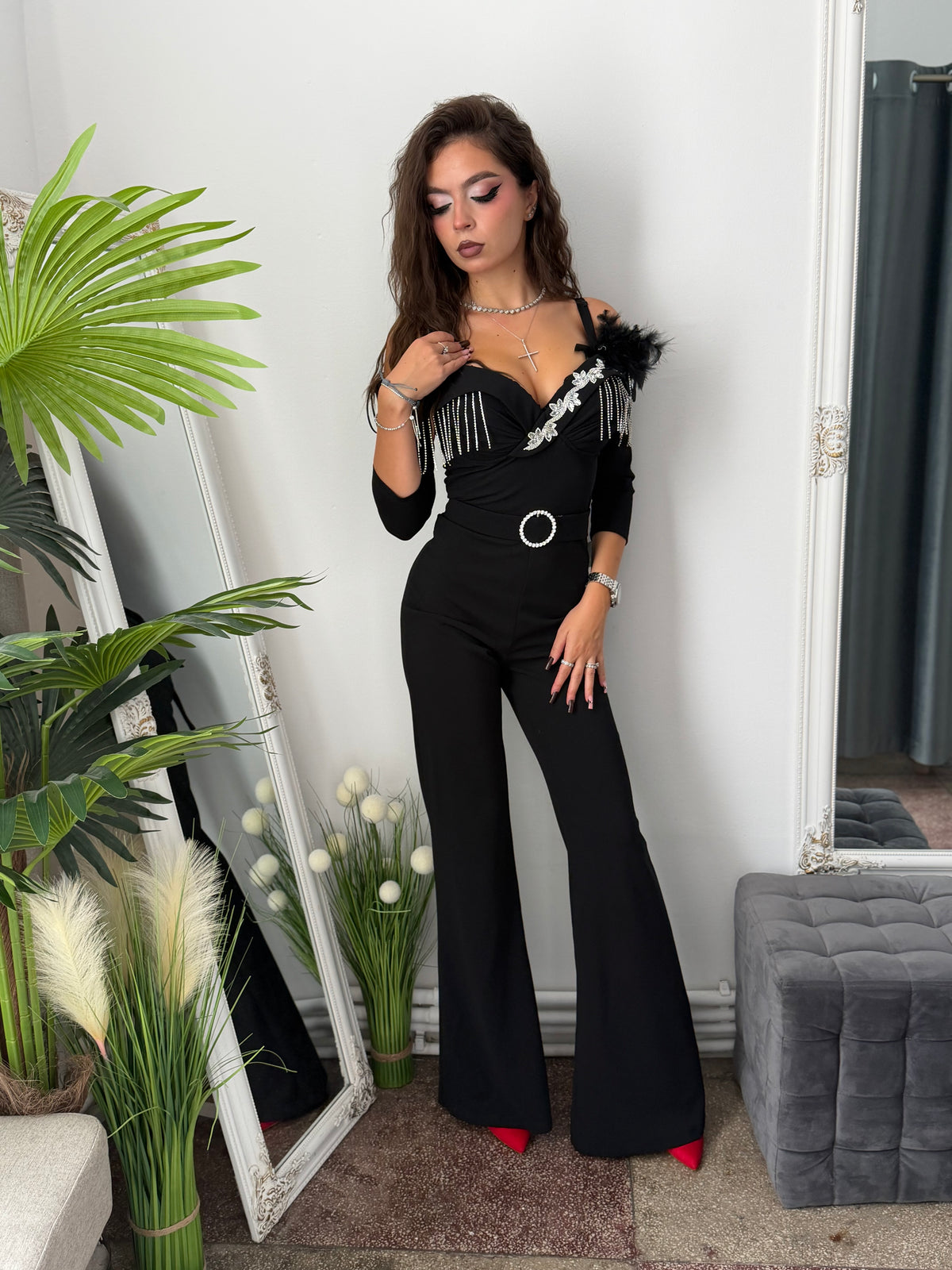 Salopetă elegantă cu accesorii argintii neagra