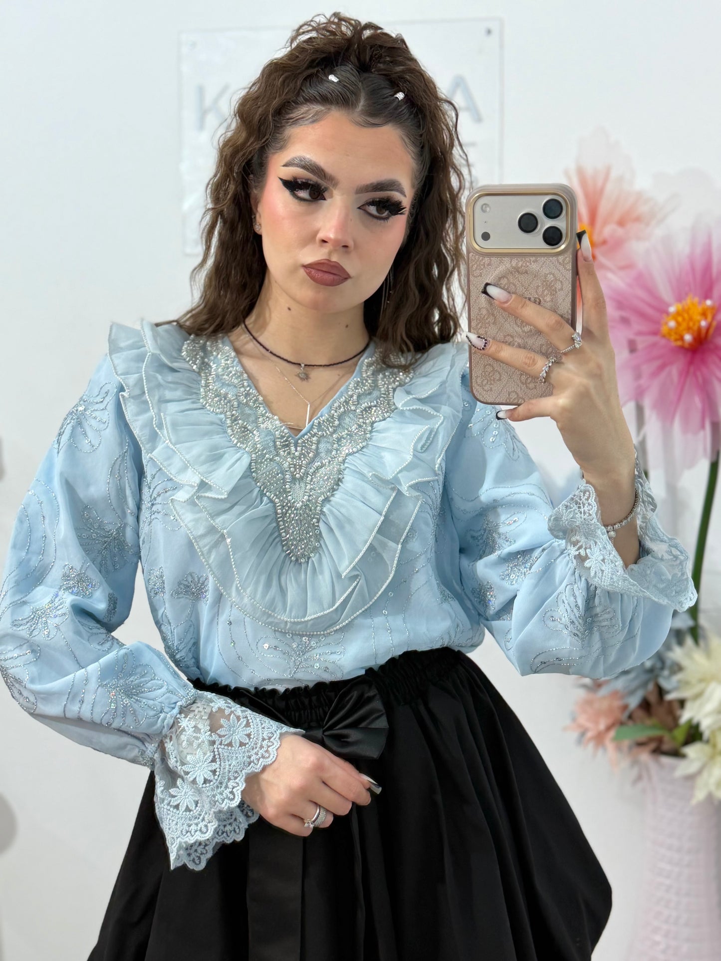 Cămașă elegantă bleu ciel, cu broderie și volane – ideală pentru ținute rafinate