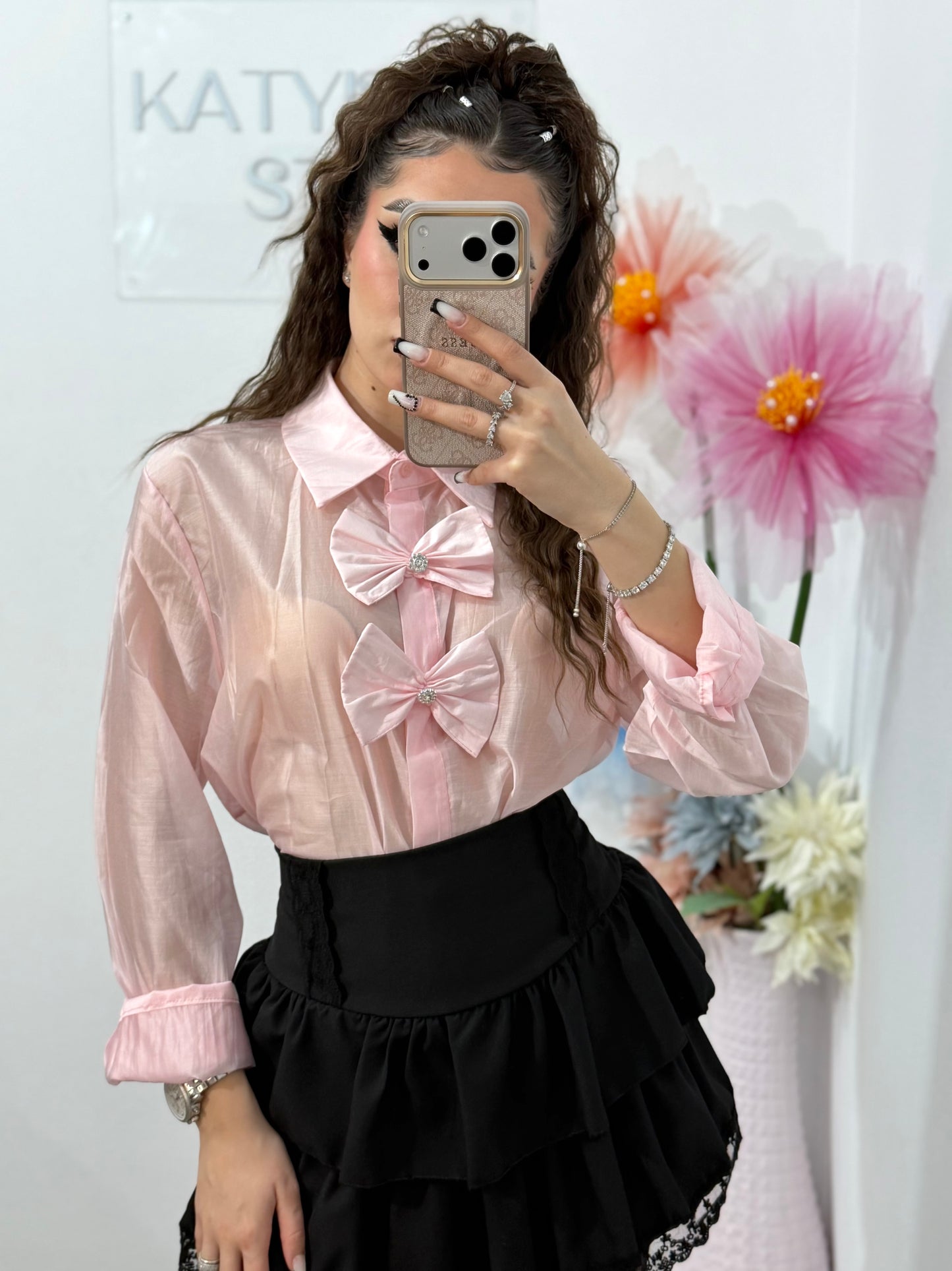 Cămașă elegantă roz satinată, cu funde decorative – stil feminin și rafinat