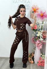 Compleu maro Geo accesorizat cu lănțișoare și inele mari