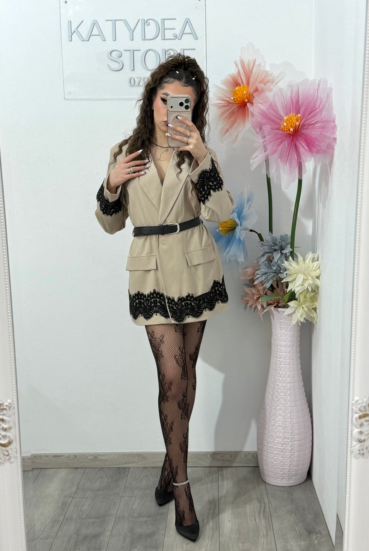 Sacou elegant cu dantelă neagră , bej SORINA