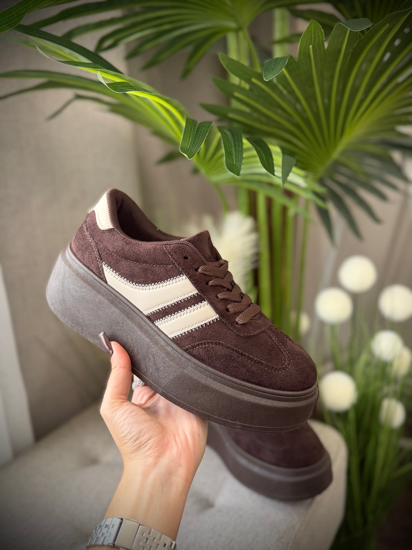 Adidași maro cu inserții crem și talpă groasă