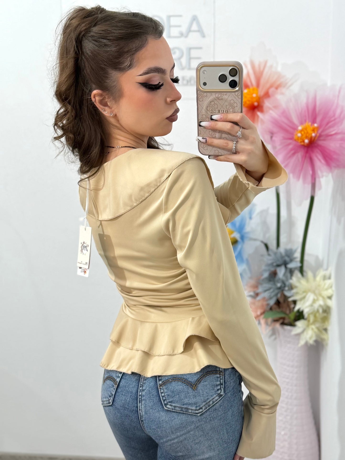 Bluză elegantă damă cu volane, decolteu în V și croială cambrată – stil feminin modern