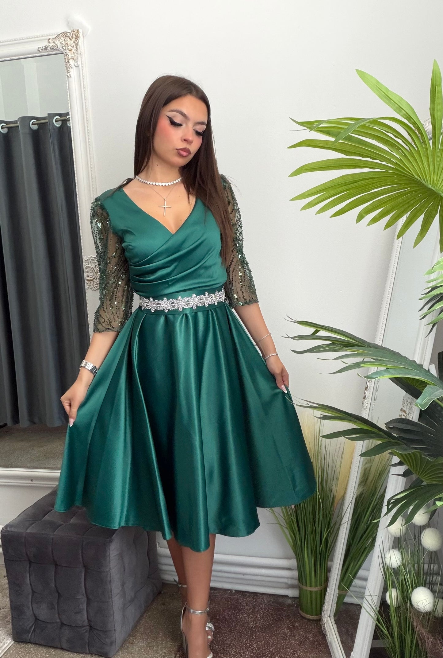 Rochie elegantă din tafta verde smarald cu mâneci din dantelă brodată Adria