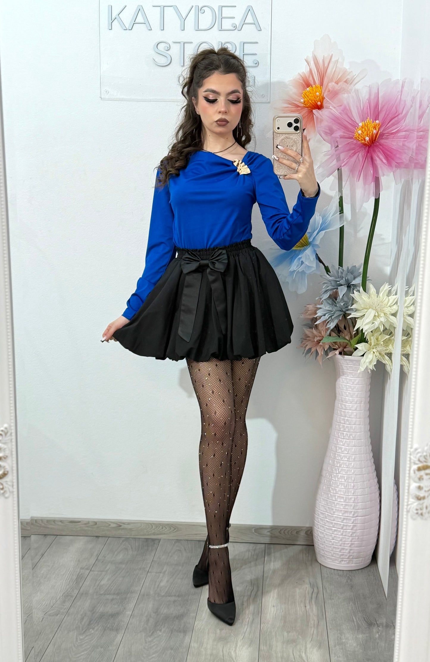 Bluza eleganta si feminina cu accesoriu tip brosa Simone