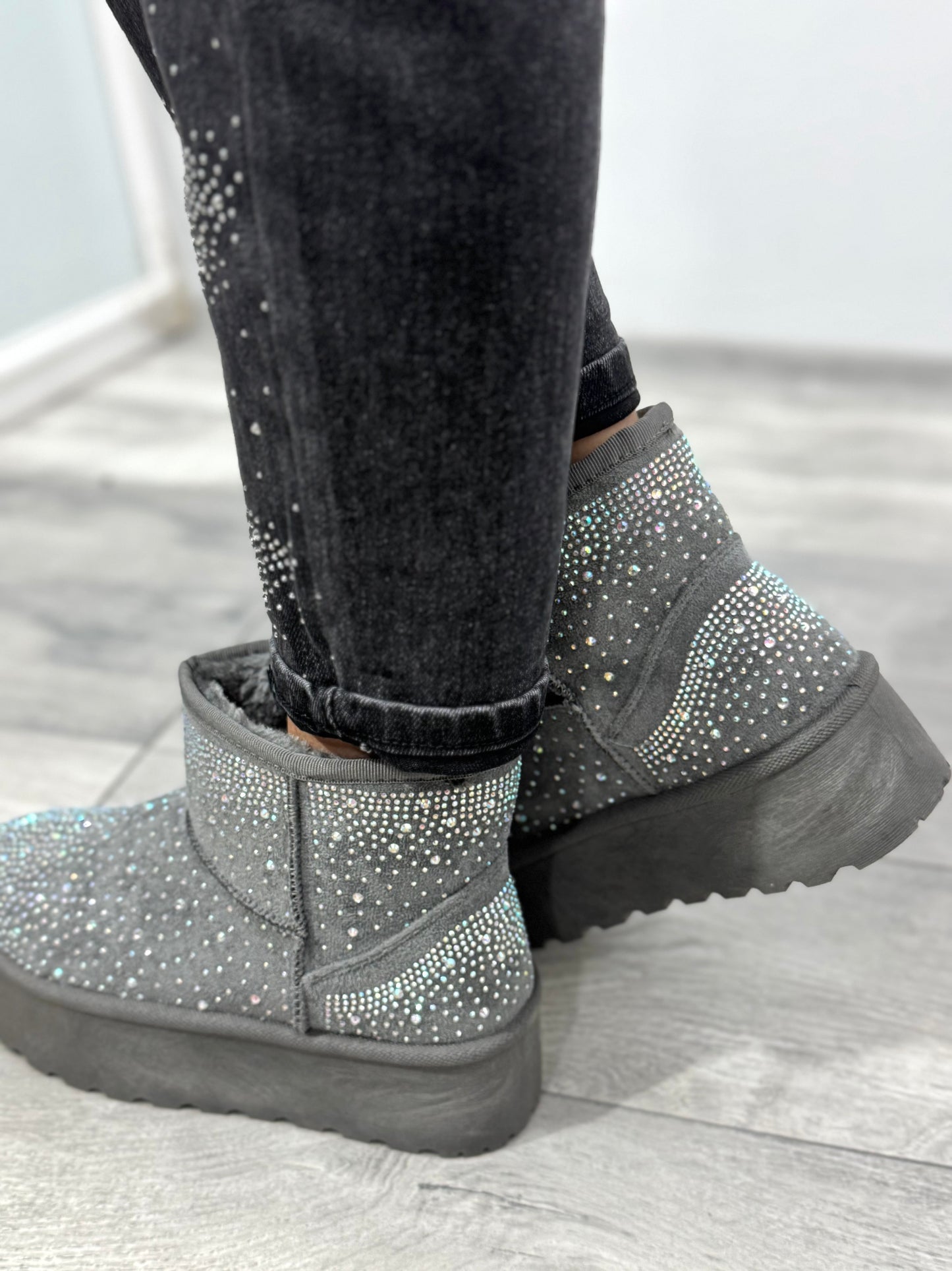 UGG cu talpa groasă și cristale ștanțate DEEA