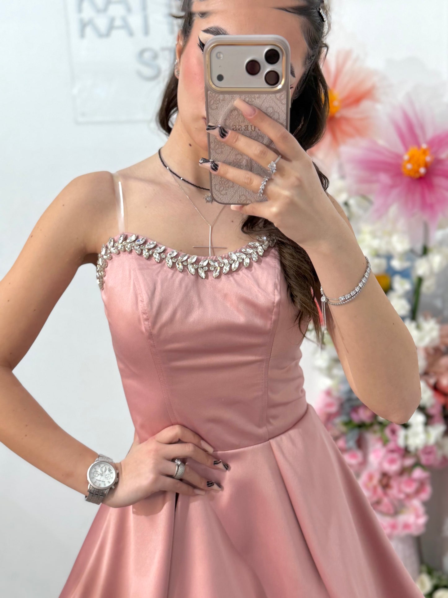 Rochie elegantă roz cu accente delicate și moderne Delice