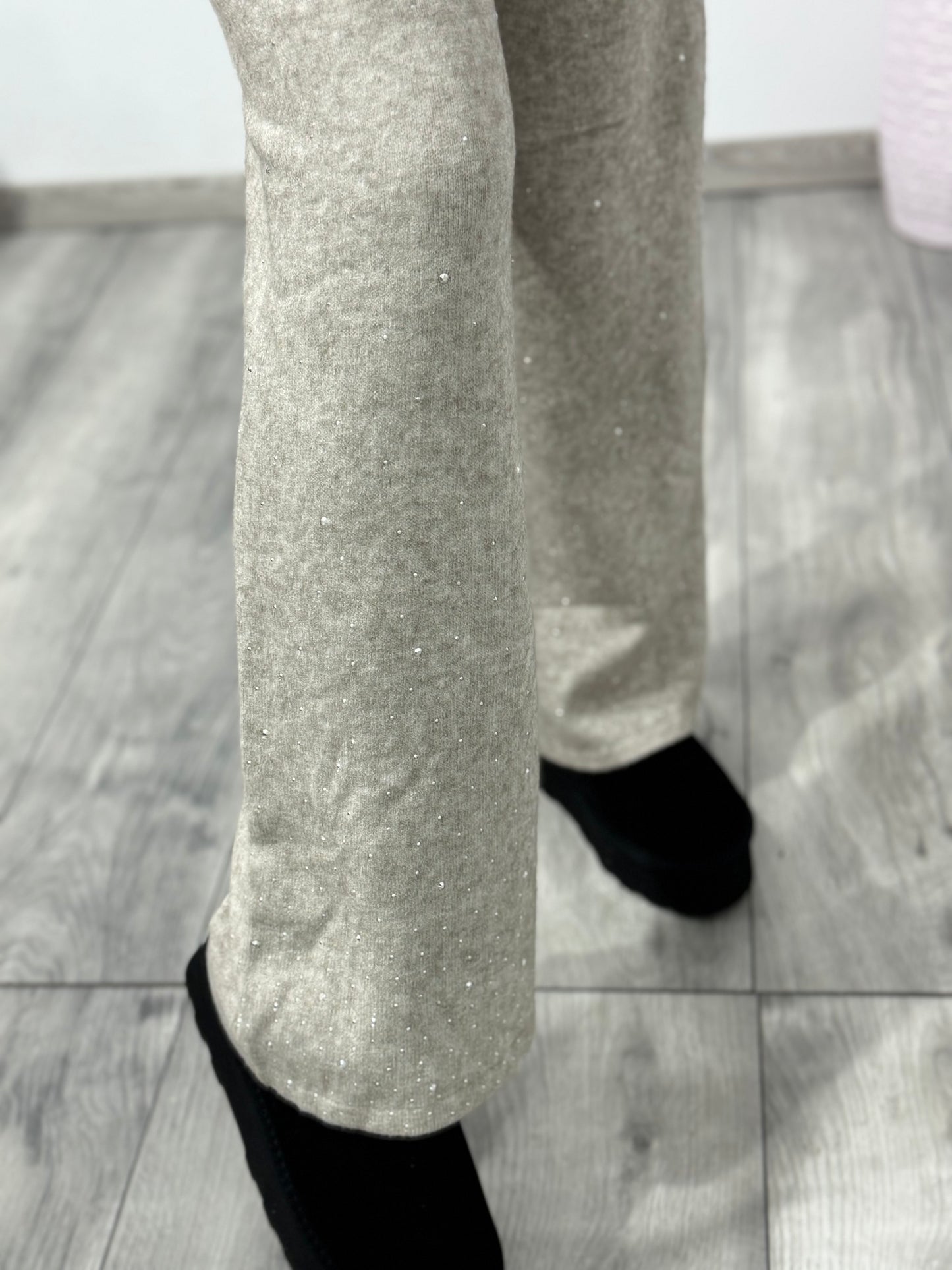 Pantaloni evazați din tricot cu cristale ștanțate Marina