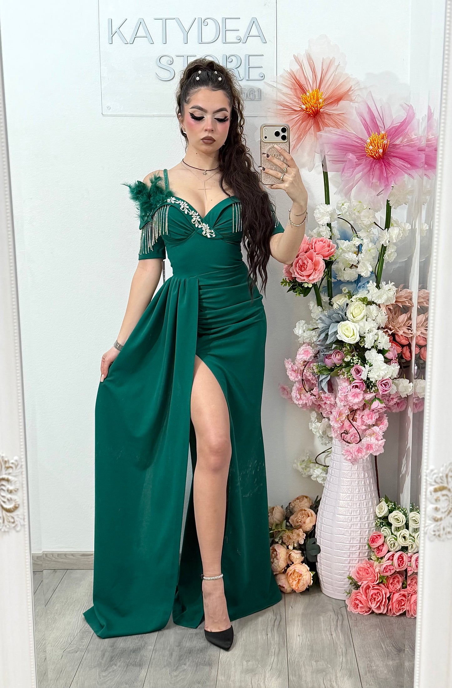 Rochie elegantă off-shoulder cu slit și detalii luxury verde