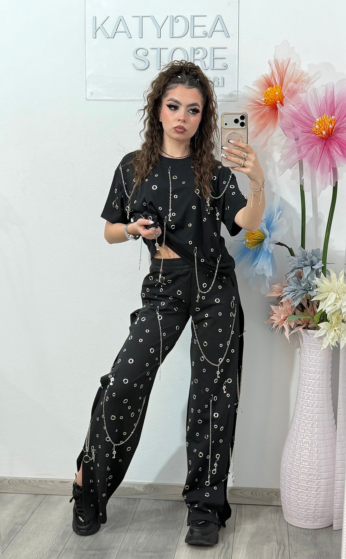 Compleu negru cu detalii argintii și cu bolduri FREYA