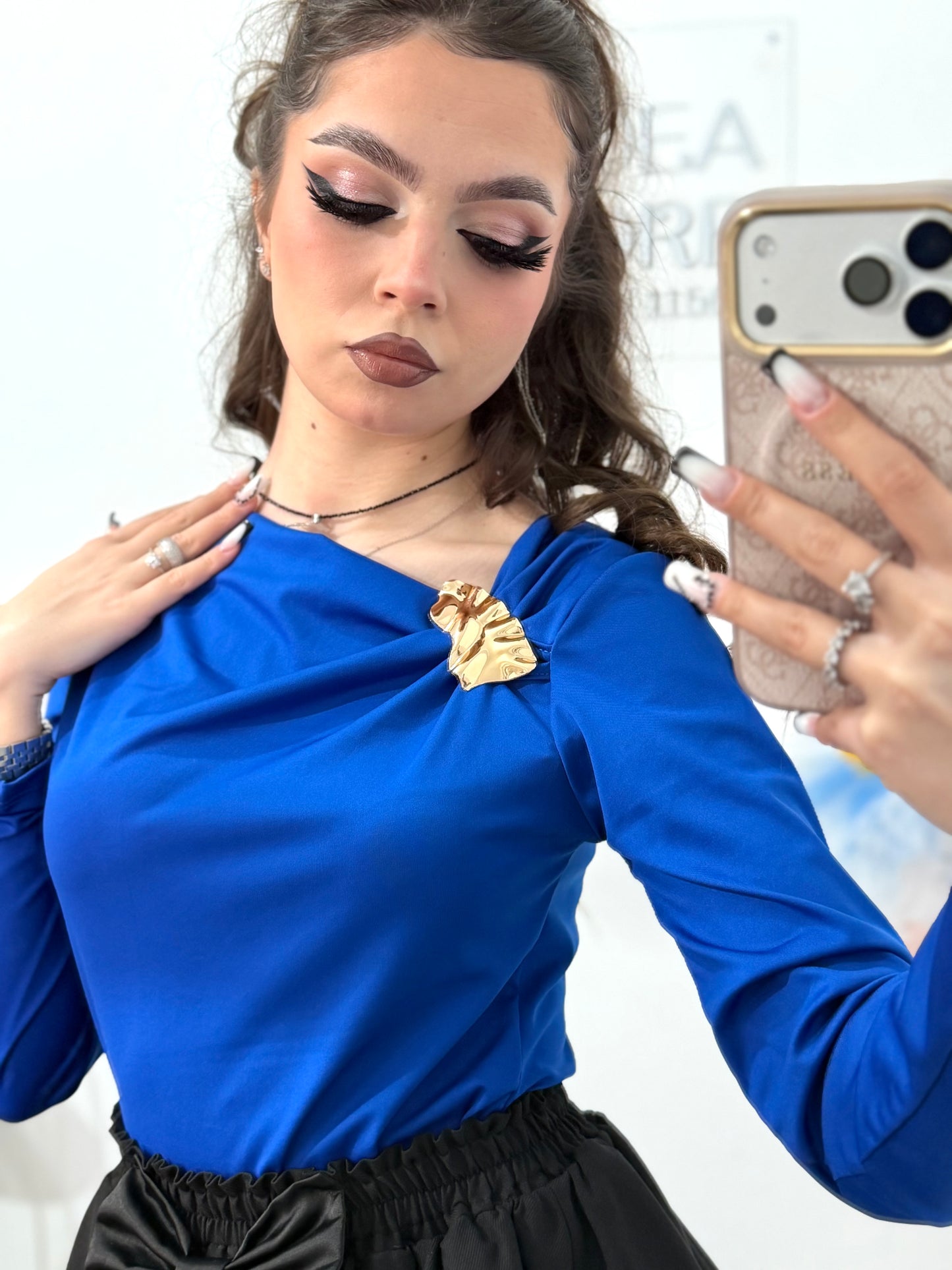 Bluza eleganta si feminina cu accesoriu tip brosa Simone