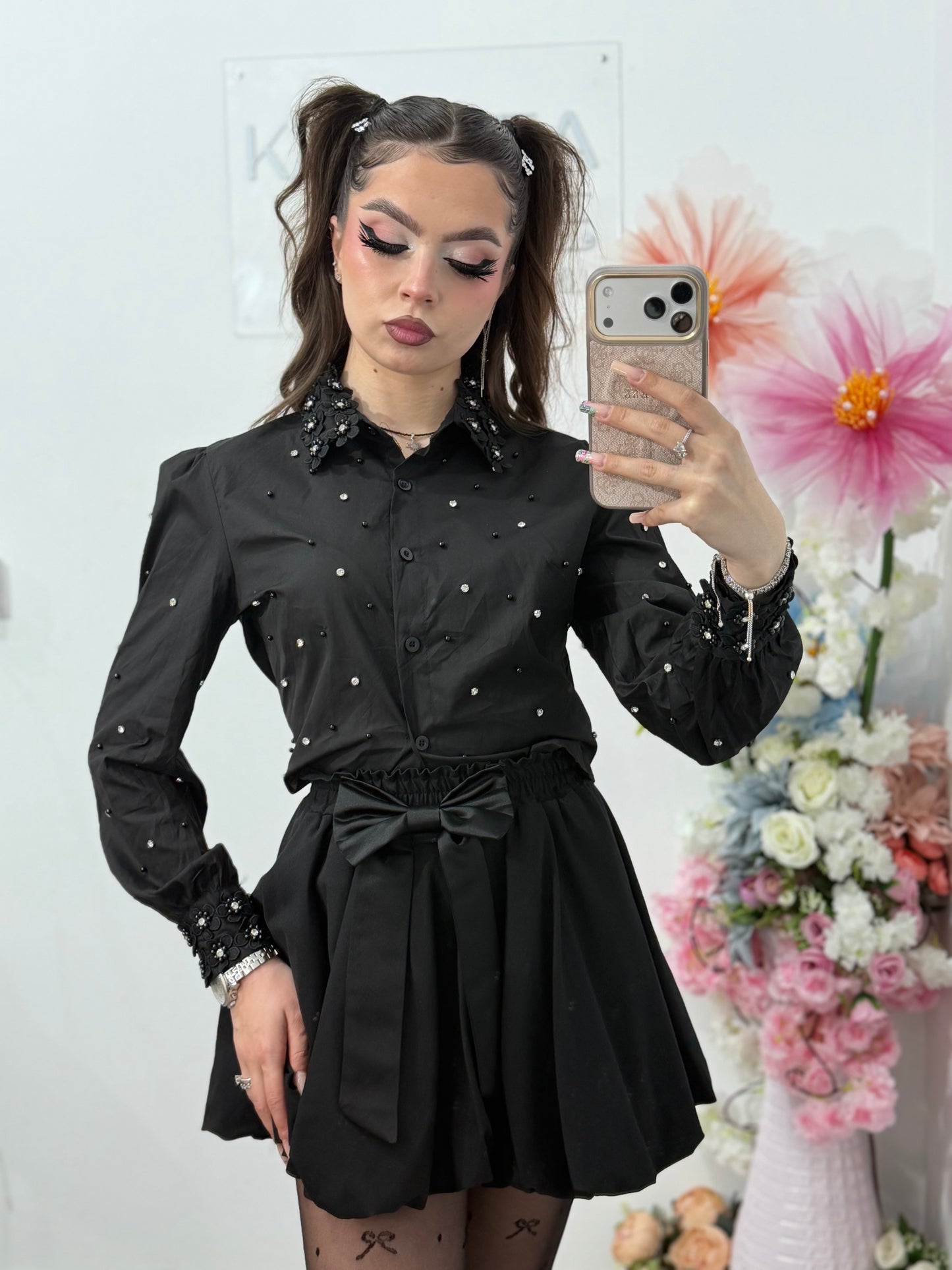 Cămașă elegantă cu floricele 3D și cristale neagra