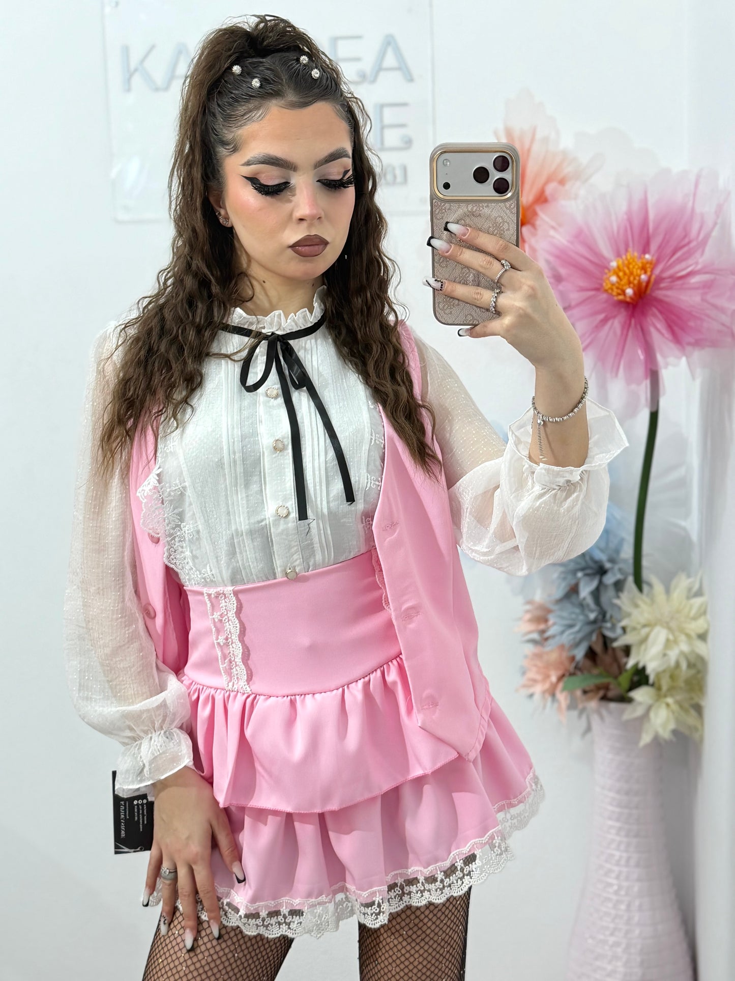 Compleu damă elegant cu vestă și fustă cu volane – ținută feminină casual