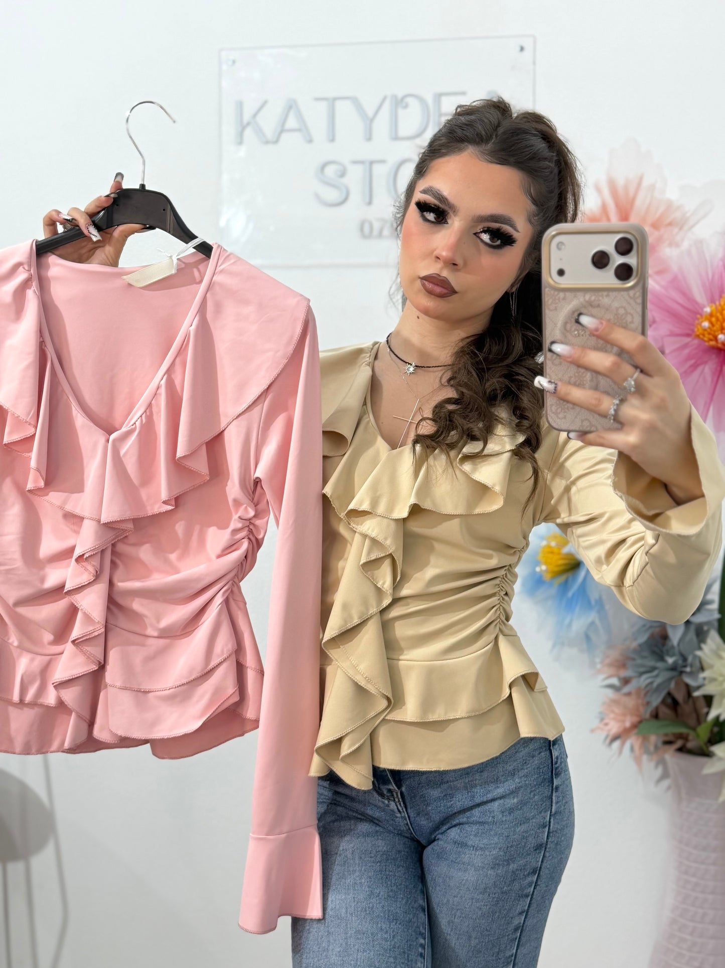 Bluză elegantă damă cu volane, decolteu în V și croială cambrată – stil feminin modern