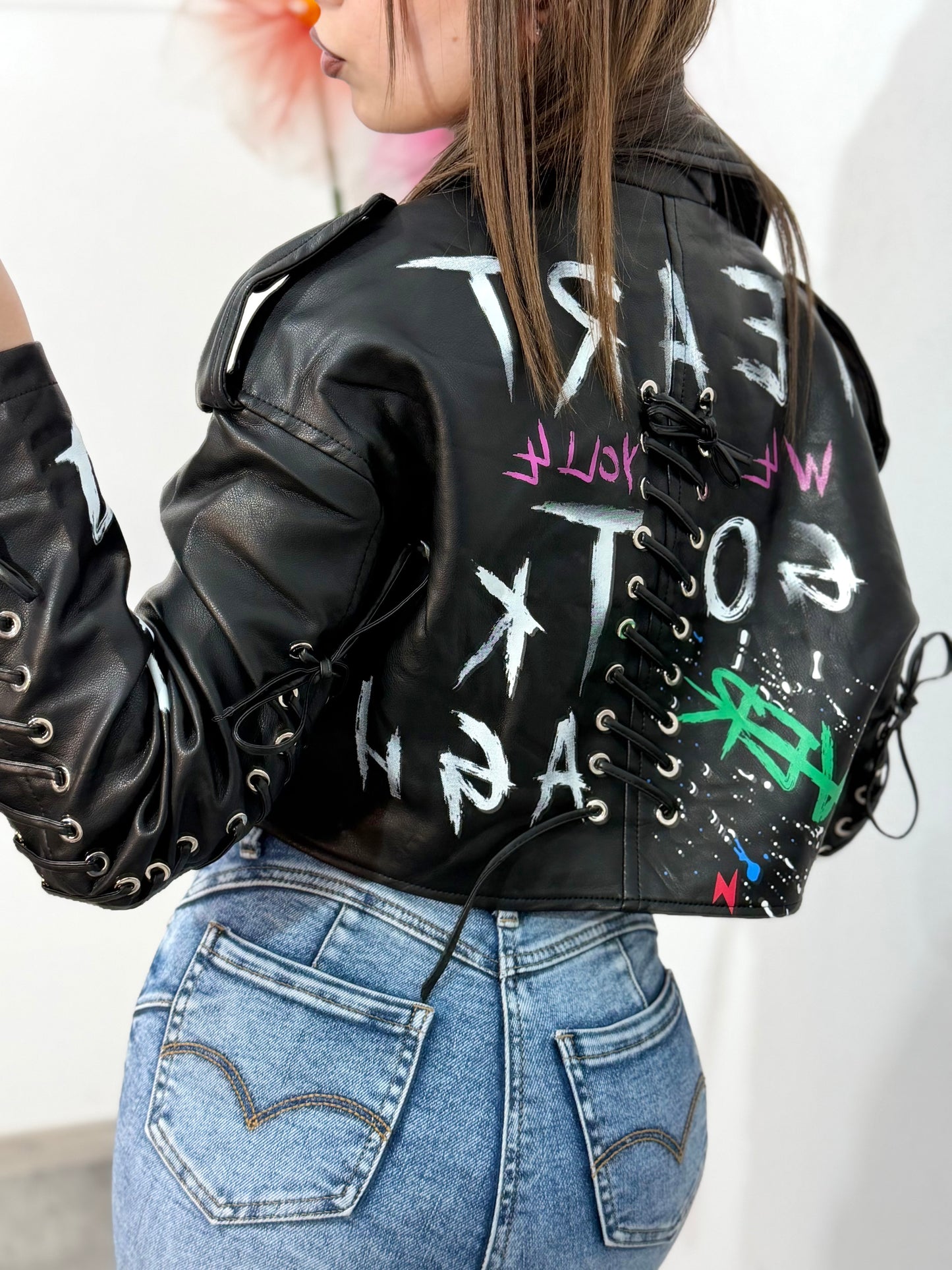 Geacă scurtă biker din imitație de piele neagră GRAFITTI