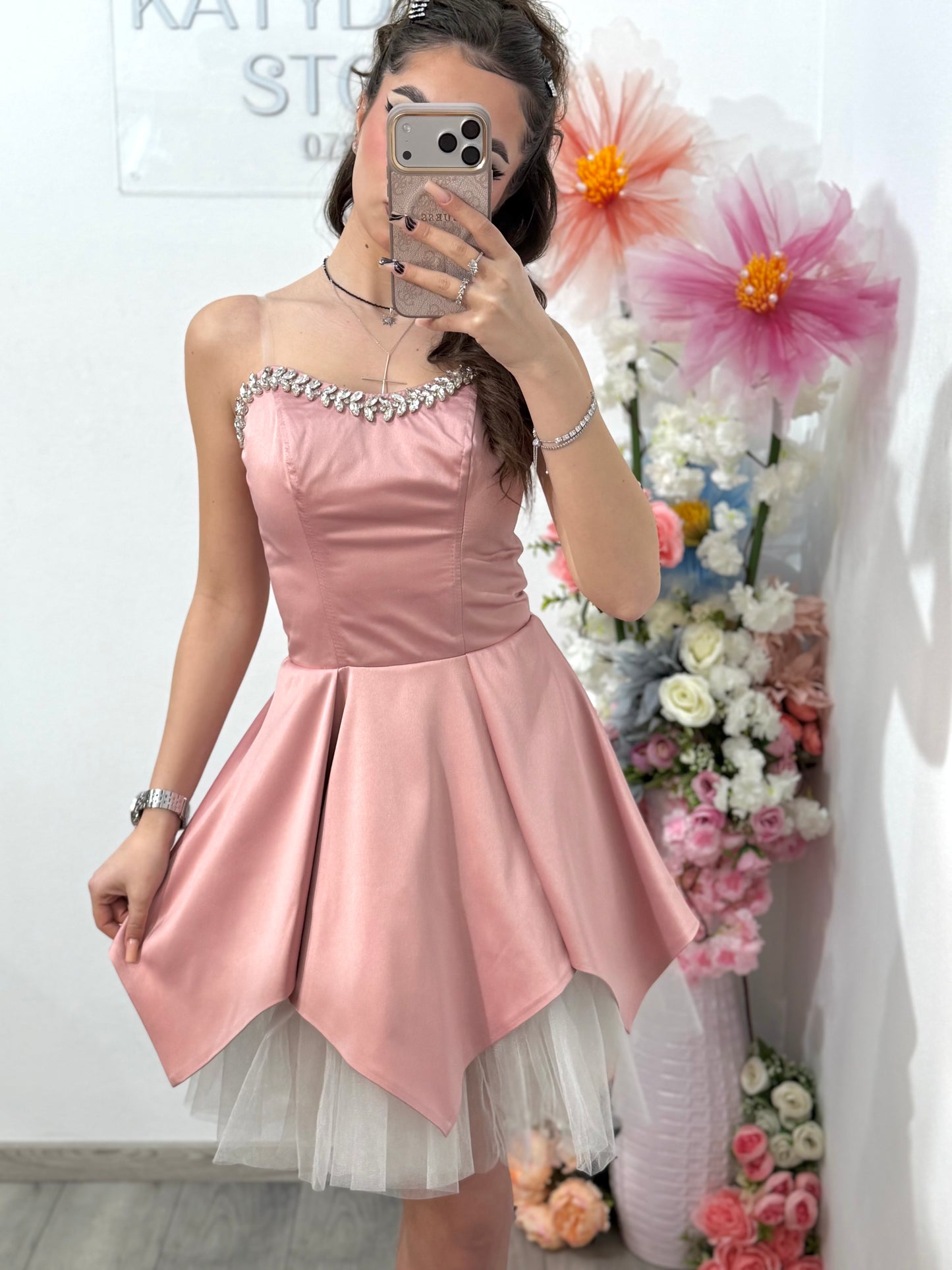 Rochie elegantă roz cu accente delicate și moderne Delice
