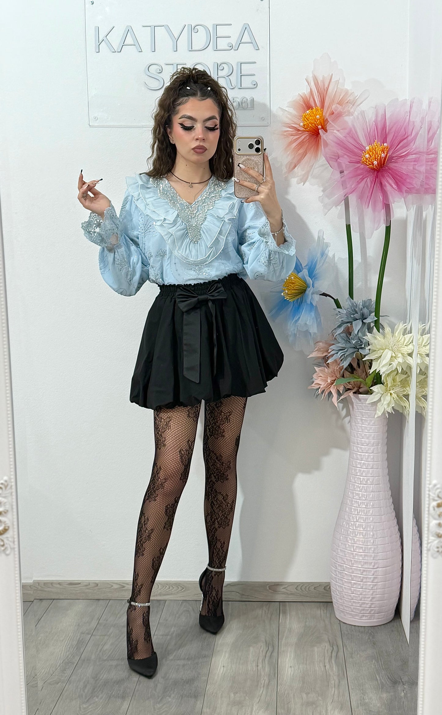 Cămașă elegantă bleu ciel, cu broderie și volane – ideală pentru ținute rafinate