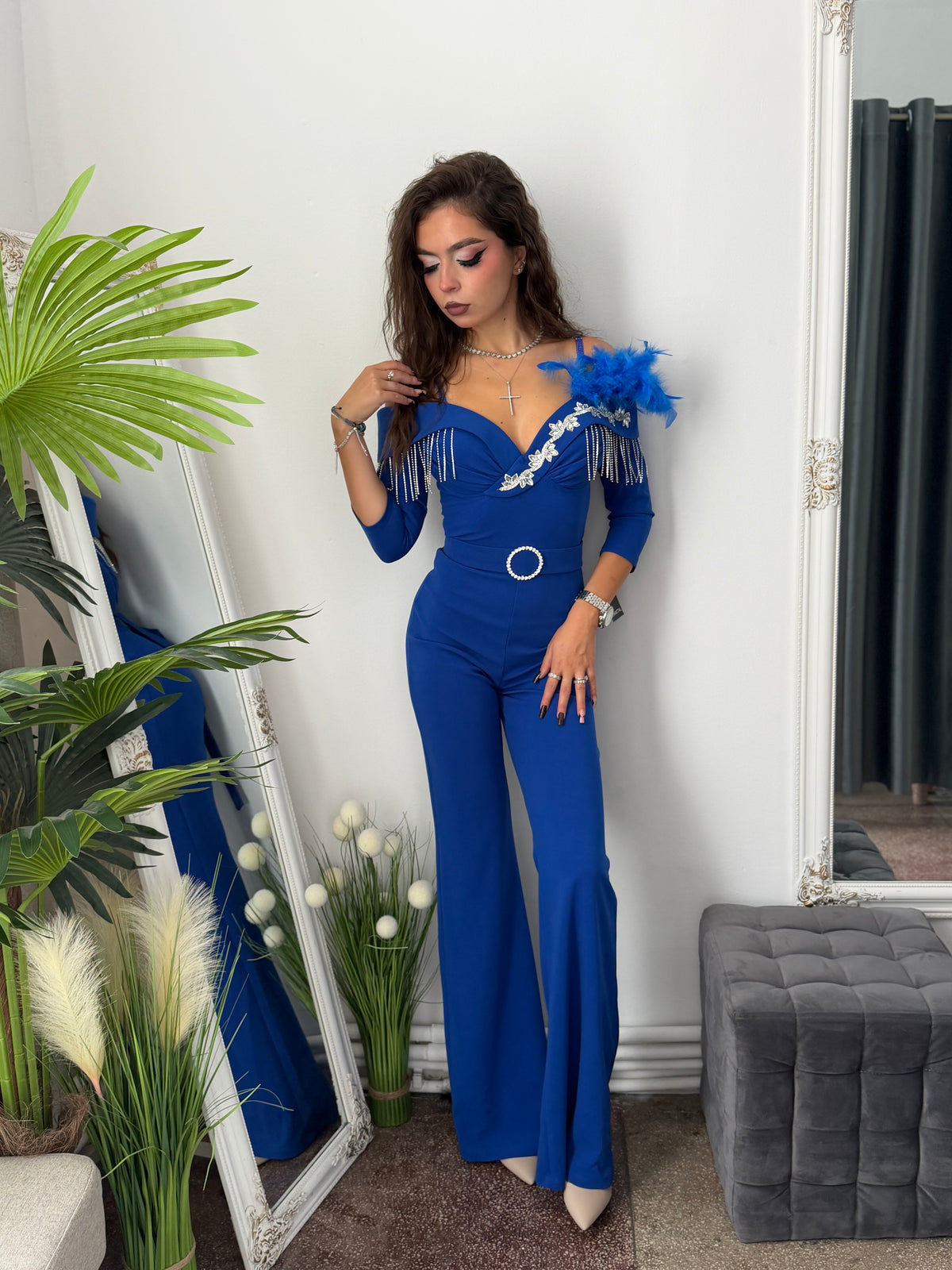 Salopetă elegantă cu accesorii argintii albastra