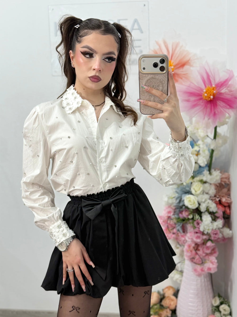 Cămașă elegantă cu floricele 3D și cristale albă