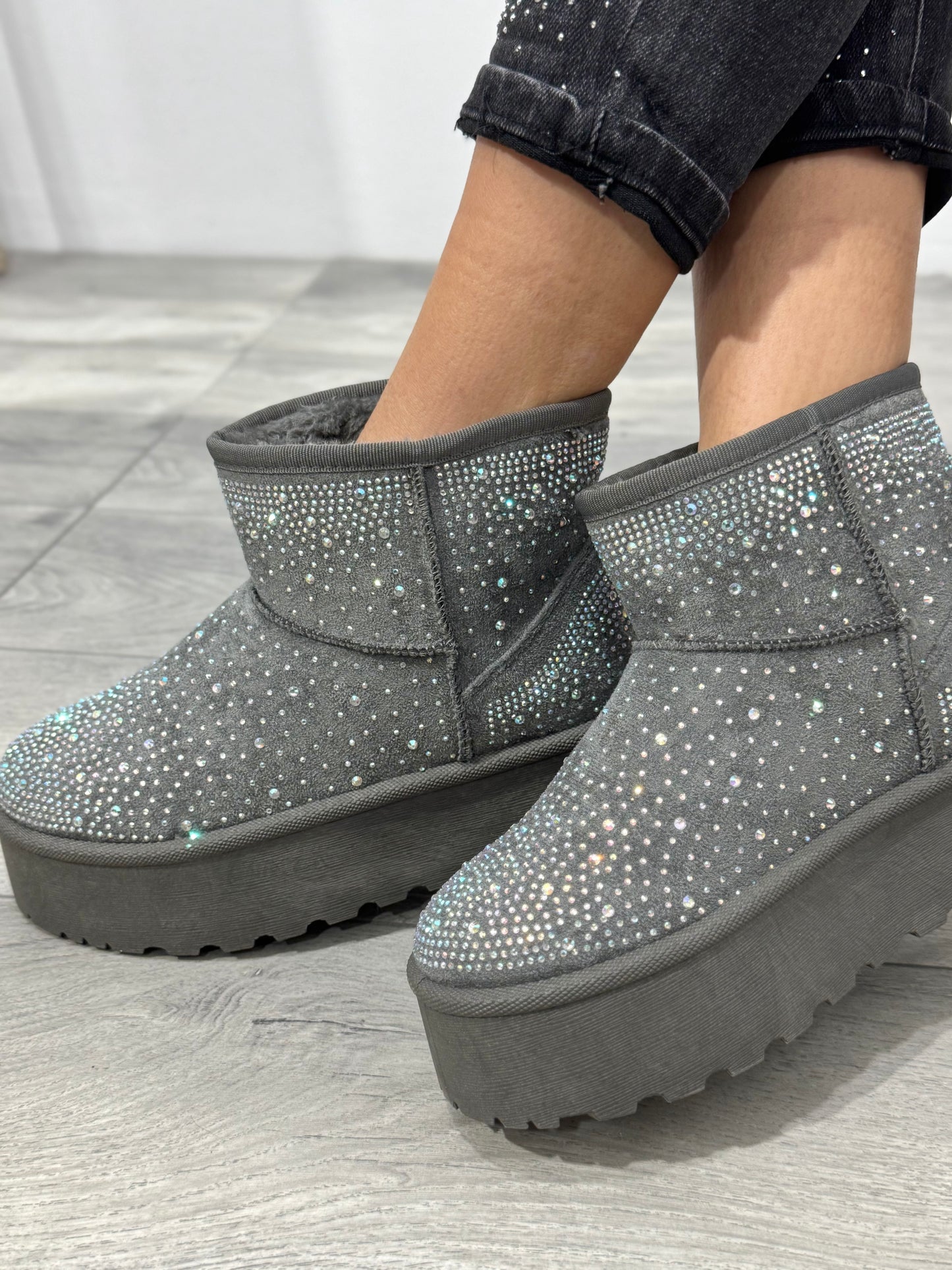 UGG cu talpa groasă și cristale ștanțate DEEA