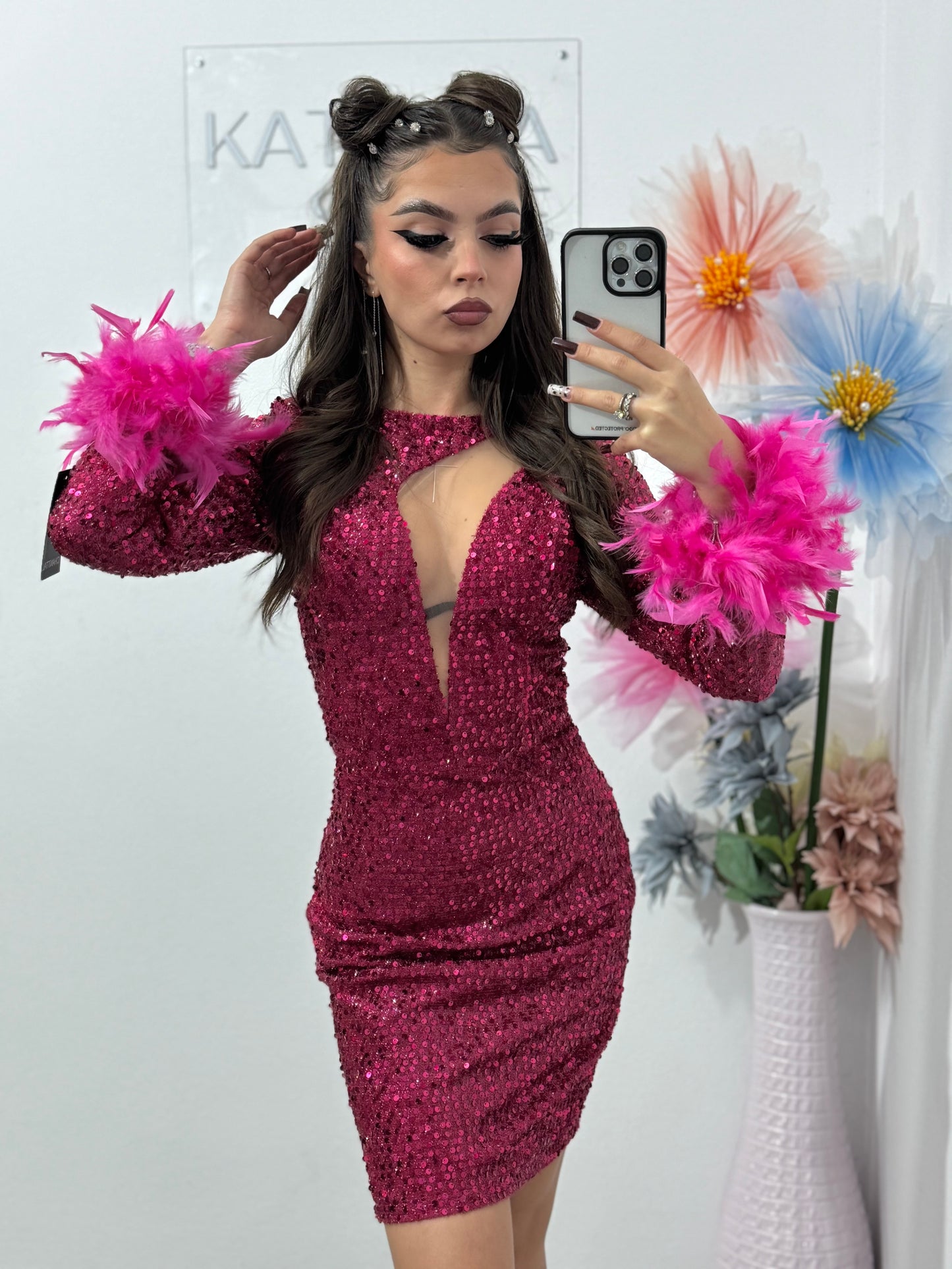 Rochie de seară scurtă cu pene și paiete – eleganță și rafinament FUCSIA