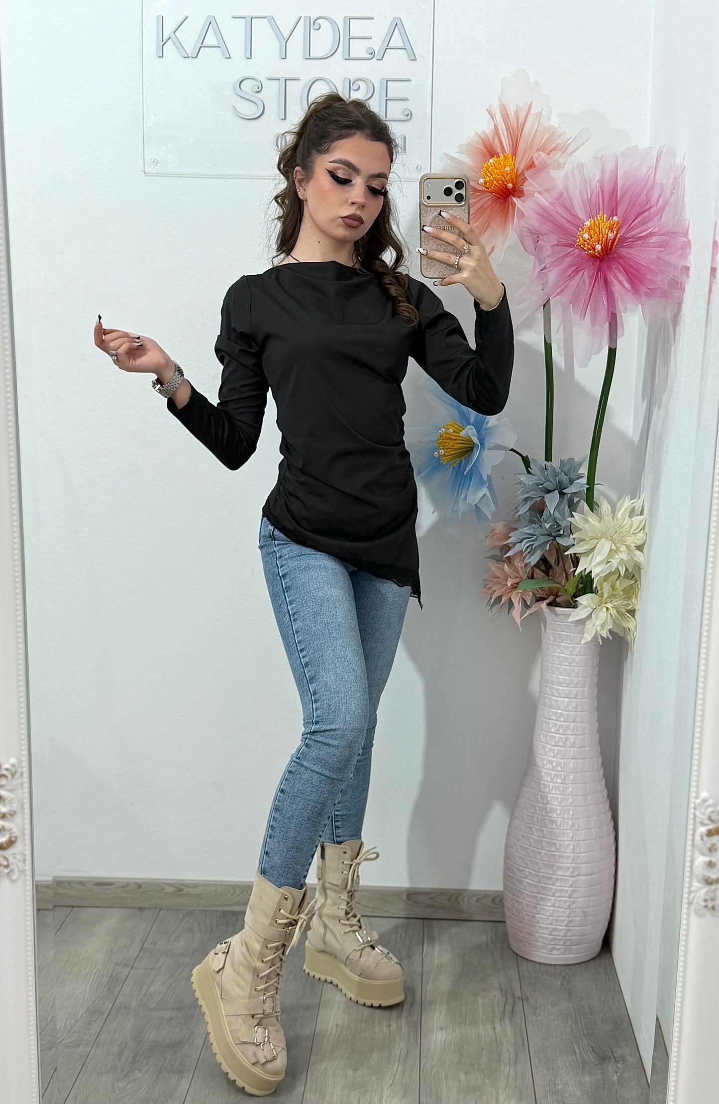 Bluză damă neagră asimetrică, mulată, cu mâneci lungi și detaliu dantelă – stil modern elegant