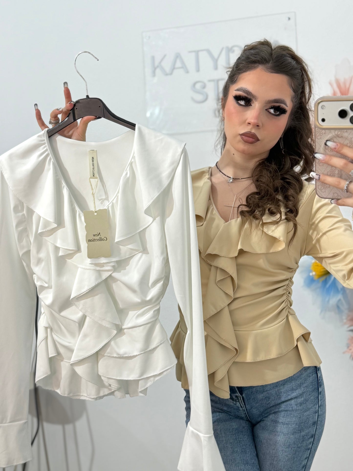 Bluză elegantă damă cu volane, decolteu în V și croială cambrată – stil feminin modern