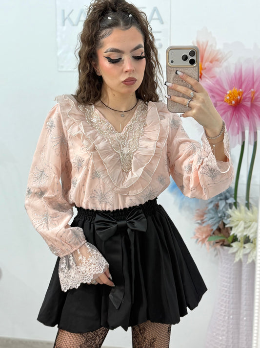 Cămașă elegantă roz , cu broderie și volane – ideală pentru ținute rafinate